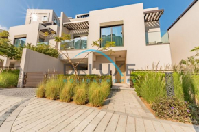 Limited Offer 4BR plus Maid's Villa Close to Beach by Deluxe Holiday Homes